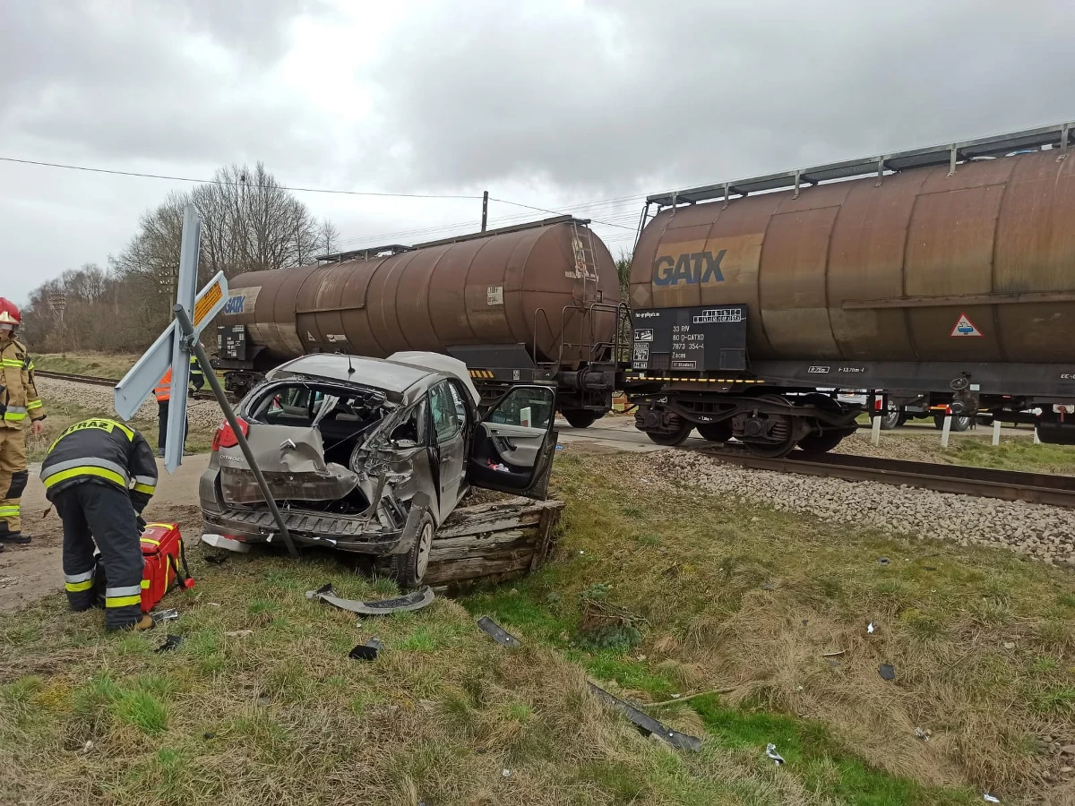 Samochód osobowy zderzył się z pociągiem towarowym na niestrzeżonym przejeździe kolejowym w miejscowości Czerwonka koło Olsztyna w warmińsko-mazurskiem. Autem podróżowały dwie osoby, jedna została ranna.