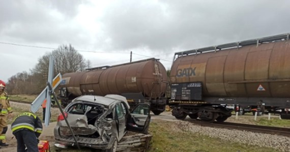 Samochód osobowy zderzył się z pociągiem towarowym na niestrzeżonym przejeździe kolejowym w miejscowości Czerwonka koło Olsztyna w warmińsko-mazurskiem. Autem podróżowały dwie osoby, jedna została ranna.