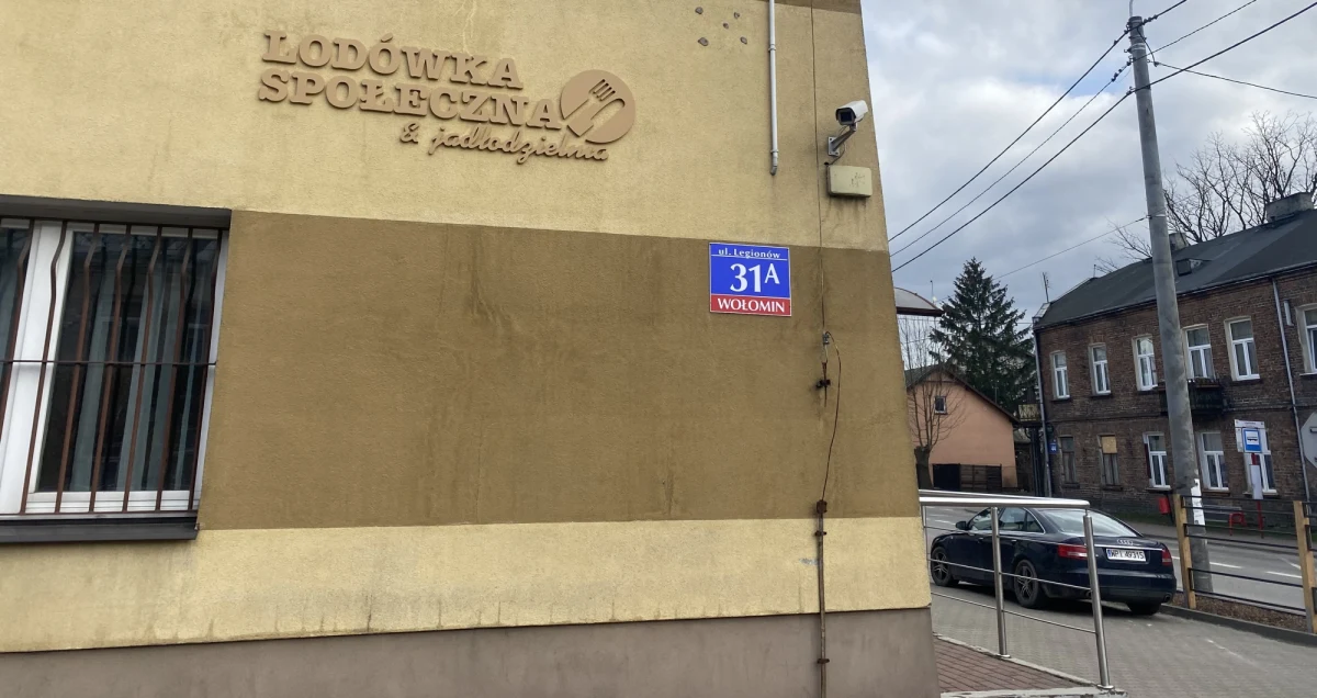 W momencie otwarcia wypełniona po brzegi, dziś – w zdecydowanej części opróżniona. Mowa o właśnie uruchomionej w podwarszawskim Wołominie lodówce społecznej. To pierwszy dzień, w którym mogą z niej korzystać mieszkańcy. ​O ogromnej potrzebie takiej pomocy i o funkcjonowaniu tego miejsca, nasza reporterka rozmawia z Łukaszem Markiem, zastępcą burmistrza Wołomina i Adamem Jaczewskim ze Stowarzyszenia Pozytywny Wołomin.