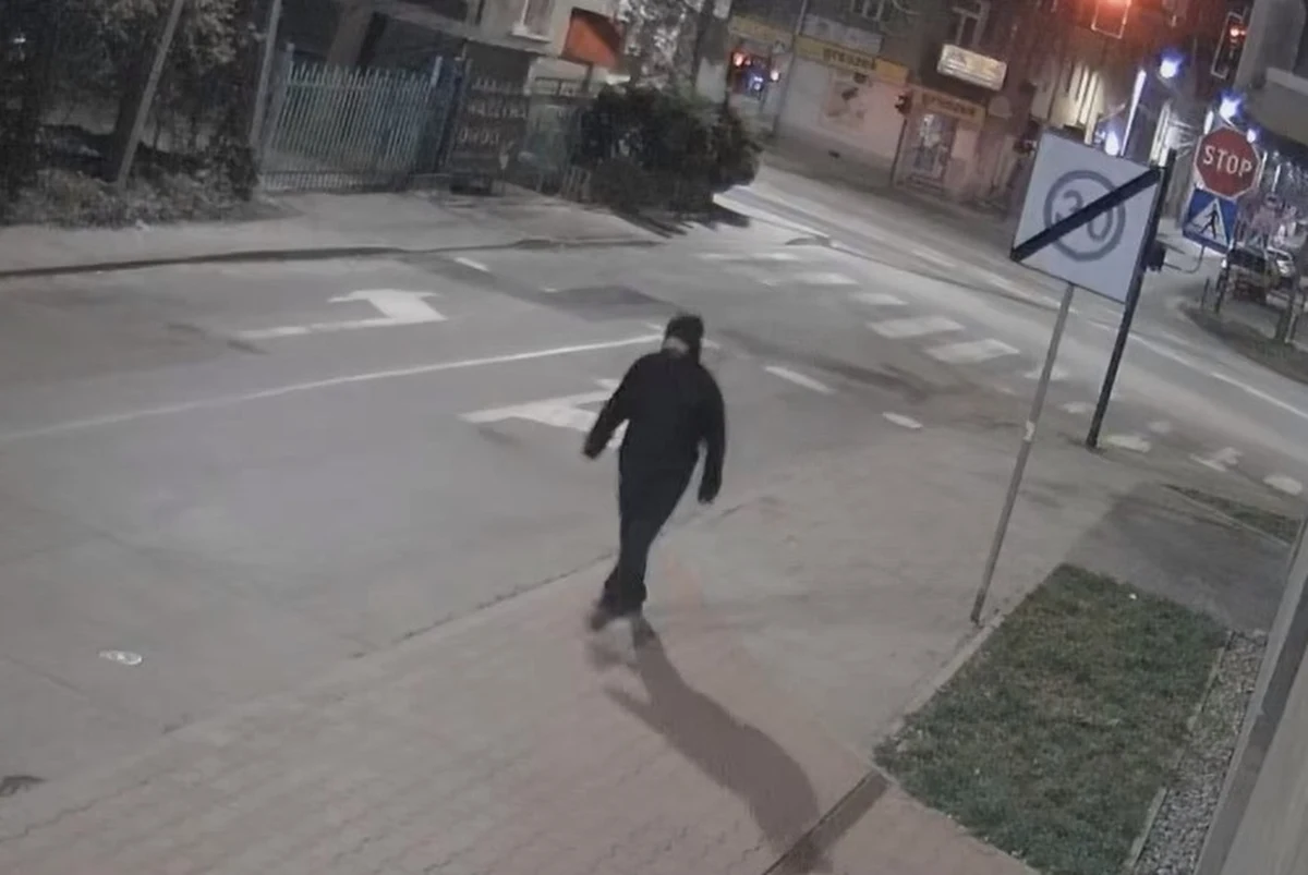 Policja nadal szuka sprawcy uszkodzenia opon w ponad 40 samochodach w krakowskich Bronowicach. Właśnie opublikowano film z zarejestrowanym przez kamery monitoringu wizerunkiem sprawcy. Funkcjonariusze proszą o pomoc. Liczą, że ktoś rozpozna mężczyznę po elementach ubioru lub charakterystycznym chodzie.    

