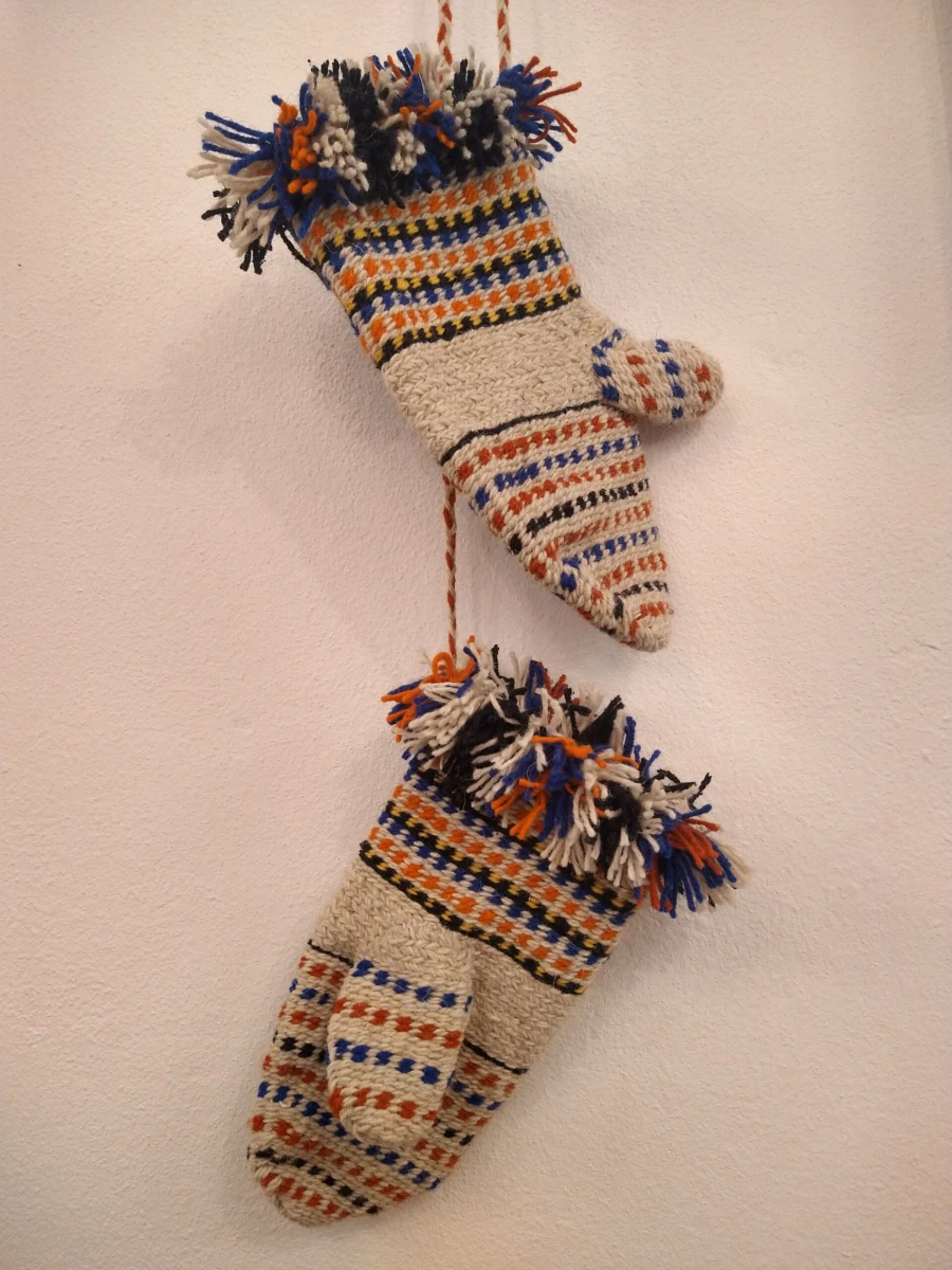 Są wyjątkowo ciepłe i po sfilcowaniu były właściwie nieprzemakalne. Rękawice furmańskie tkanie przez górali od co najmniej stu lat rozsławił były kandydat na prezydenta Stanów Zjednoczonych - Bernie Sanders, który wystąpił w nich na inauguracji kadencji Joe Bindena w Waszyngtonie. Teraz stare wzory tych zrekonstruowanych rękawic do końca kwietnia można oglądać w Gminnym Ośrodku Kultury w Białym Dunajcu na Podhalu. 