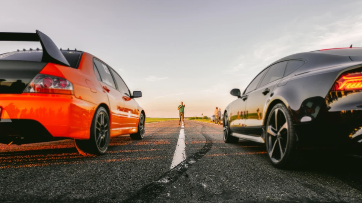 Nielegalne wyścigi uliczne wciąż stanowią poważne zagrożenie dla ruchu w miastach. Z amatorami niebezpiecznego sportu walczą m.in. policjanci w Łodzi. Efektem ostatniej akcji było ukaranie aż 38 kierowców.