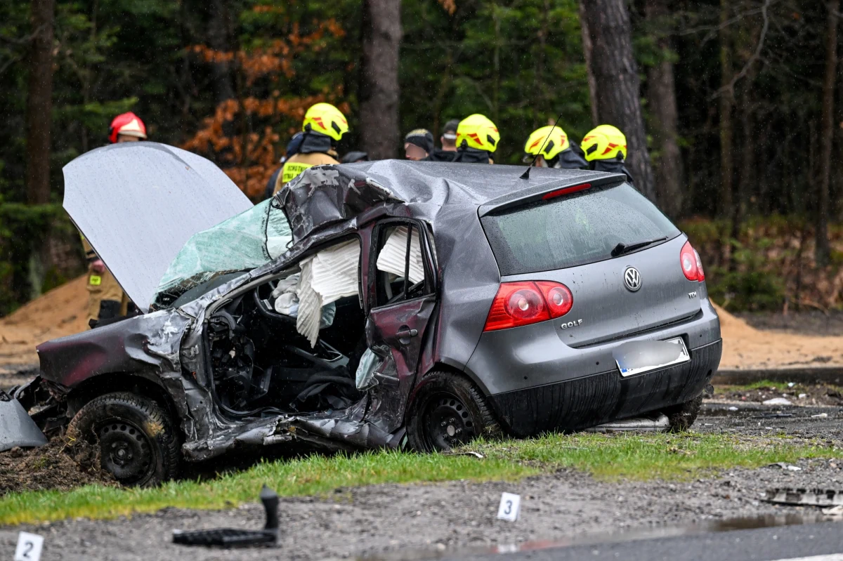 Na drodze krajowej nr 9 w Komorowie (pow. kolbuszowski) osobowy volkswagen zderzył się z ciężarowym renault. 70-letni kierowca zginął na miejscu, a pasażerki, mimo przewiezienia do szpitala, również nie udało się uratować. Droga była zablokowana przez ponad 2 godziny.
