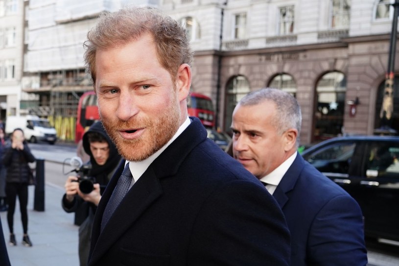 Brytyjski książę Harry niespodziewanie zjawił się w poniedziałek w sądzie w Londynie, gdzie rozpoczęło się postępowanie w sprawie, którą on i kilkoro innych osób wytoczyło wydawnictwu Associated Newspapers Limited (ANL), wydawcy m.in. dziennika "Daily Mail".