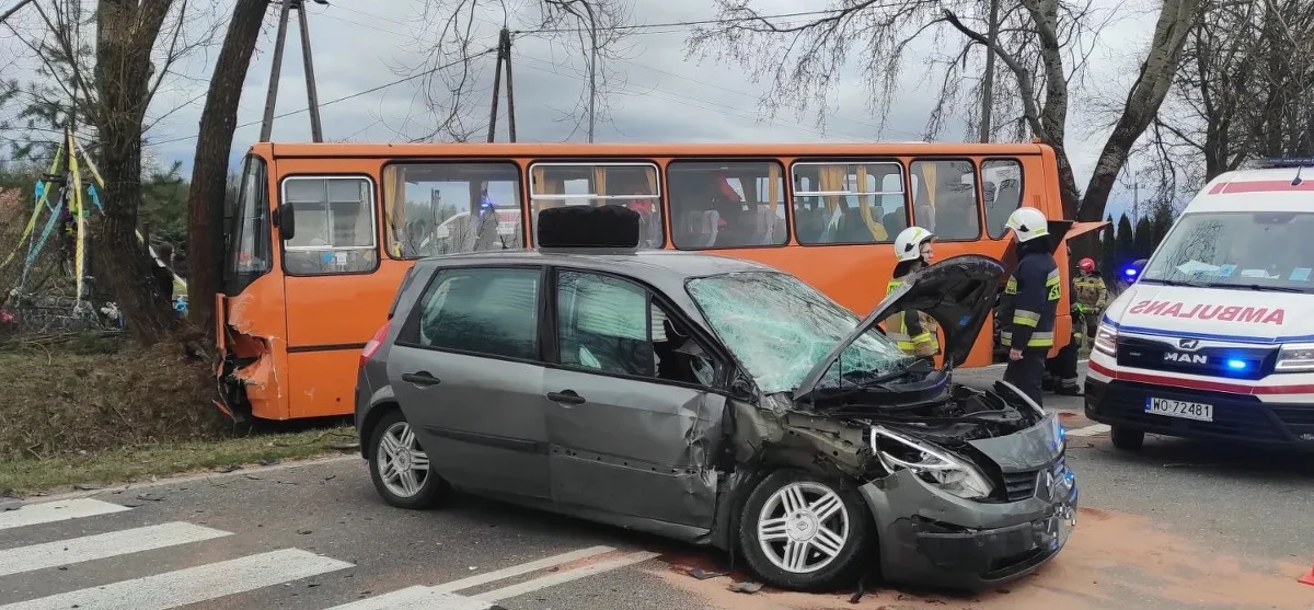 W Wierzbicy pod Legionowem na Mazowszu autobus szkolny zderzył się z samochodem osobowym. Policjanci wyjaśniają okoliczności wypadku. Dziewięcioletnie dziecko i kierowca osobowego renault zostali przewiezieni do szpitala.
