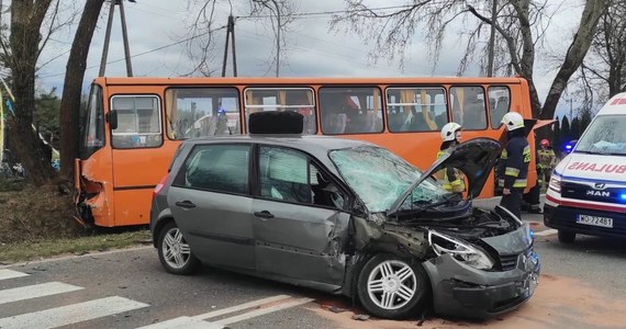 W Wierzbicy pod Legionowem na Mazowszu autobus szkolny zderzył się z samochodem osobowym. Policjanci wyjaśniają okoliczności wypadku. Dziewięcioletnie dziecko i kierowca osobowego renault zostali przewiezieni do szpitala.