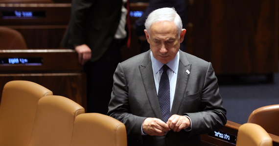 Premier Izraela Benjamin Netanjahu ogłosił w poniedziałek w przemówieniu do narodu, że tymczasowo wstrzymuje plany swego rządu dotyczące kontrowersyjnej reformy wymiaru sprawiedliwości, aby uniknąć "wojny domowej".