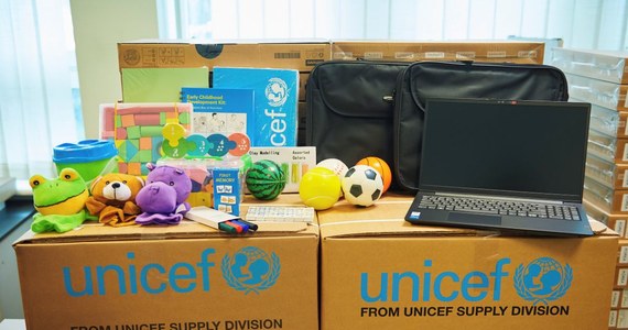 Niemal 900 tys. złotych warte są dary od UNICEF dla szkół w Łodzi. Na integrację polsko-ukraińską organizacja zdecydowała się tym razem przekazać laptopy, zabawki, gry, materiały plastyczne i klocki. Takie wsparcie zostanie rozdysponowane do przedszkoli i innych placówek edukacyjnych.