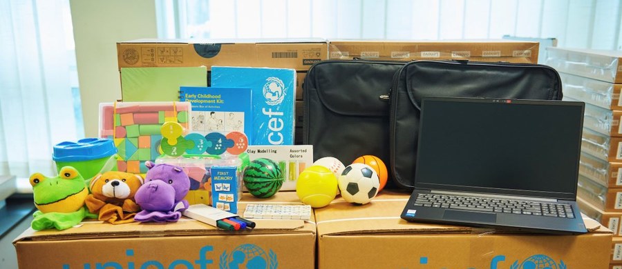 Niemal 900 tys. złotych warte są dary od UNICEF dla szkół w Łodzi. Na integrację polsko-ukraińską organizacja zdecydowała się tym razem przekazać laptopy, zabawki, gry, materiały plastyczne i klocki. Takie wsparcie zostanie rozdysponowane do przedszkoli i innych placówek edukacyjnych.