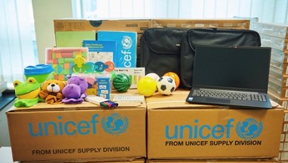 ​Laptopy i zabawki od UNICEF dla łódzkich uczniów