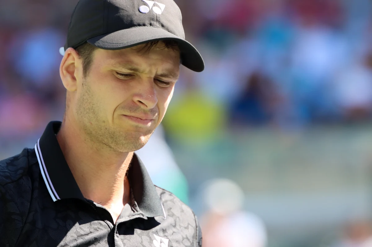 Rozstawiony z numerem ósmym Hubert Hurkacz przegrał z Francuzem Adrianem Mannarino 6:7 (5-7), 6:7 (0-7) w trzeciej rundzie turnieju tenisowego ATP 1000 na twardych kortach w Miami.