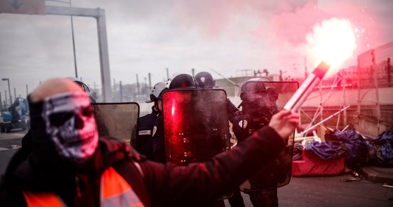 W całej Francji rozpoczął się kolejny, dziesiąty już dzień mobilizacji społecznej przeciwko reformie podwyższającej wiek emerytalny z 62 do 64 lat. Służby porządkowe przygotowują się do ostrych starć demonstrantów z policją. Tymczasem francuskie media stawiają pytanie, czy prezydent w obliczu wielomilionowych protestów zawiesi reformę. 