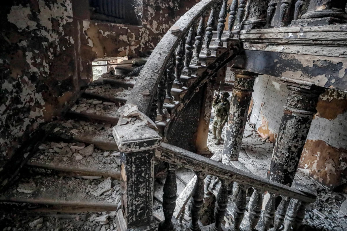 Ukraińscy hakerzy ustalili tożsamość oficera sił powietrznych Rosji, odpowiedzialnego za największe zbrodnie popełnione wiosną 2022 roku w Mariupolu, m.in. zbombardowanie Teatru Dramatycznego i szpitala położniczego. Katem naszego miasta jest pułkownik Siergiej Atroszczenko - ujawniły lojalne wobec Kijowa władze Mariupola.