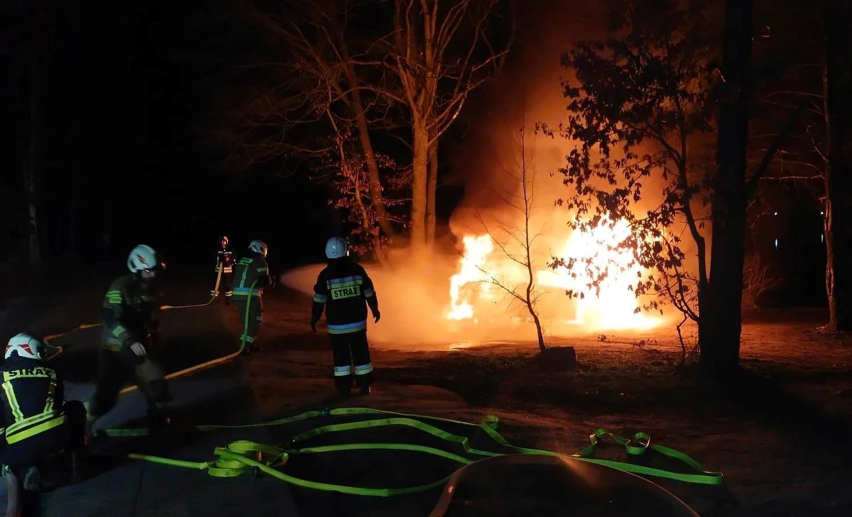 Aż 21 godzin strażacy gasili elektrycznego Mercedesa EQA, który zapalił się w miejscowości Tuchom na Kaszubach. Samochód trzeba było umieścić specjalnym kontenerze napełnionym wodą, by schłodzić jego baterie.