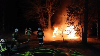 Tuchom: 21 godzin akcji, specjalny kontener. Strażacy gasili elektrycznego mercedesa