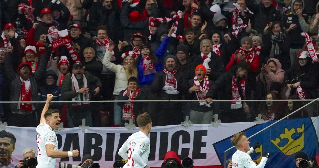 Karol Świderski (z prawej) cieszy się ze swojej dziewiątej bramki w reprezentacji Polski
