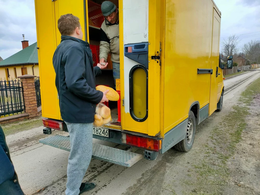 Mobilny sklep dowozi pieczywo do Ostrówki