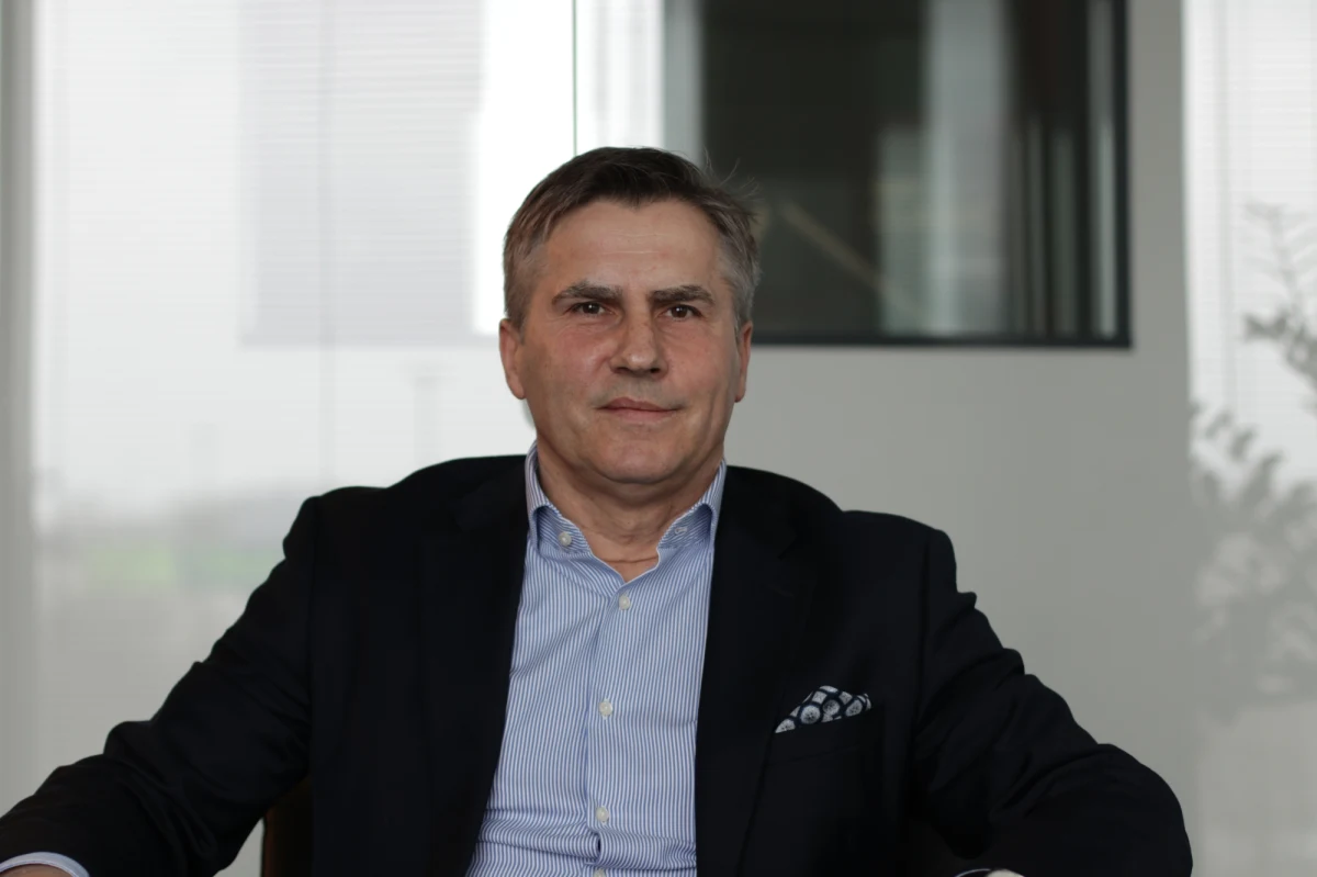 „Zdane na czwórkę w skali szkolnej” – tak grę piłkarskiej reprezentacji Polski w dwóch pierwszych meczach pod wodzą trenera Fernando Santosa ocenił w Rozmowie w południe w RMF FM Dariusz Dziekanowski. „Pamiętajmy, jak graliśmy na mistrzostwach świata. Mimo że wyszliśmy z grupy, pamiętajmy, jaki był bałagan. Pamiętajmy, że Santos uczy się polskich zawodników. Początek był bardzo zły, ale trzeba przyznać, że (Santos) wyciągnął wnioski” – uzasadniał swoją ocenę były piłkarz.