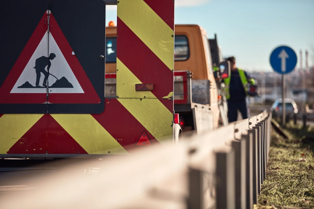 Duże utrudnienia czekają od jutra kierowców w Sosnowcu. Zamknięty zostanie wiadukt nad linią kolejową w ciągu ulicy Wojska Polskiego. Ma zostać wyburzony, w jego miejsce powstanie nowy. Prace zakończą się dopiero w połowie przyszłego roku.

