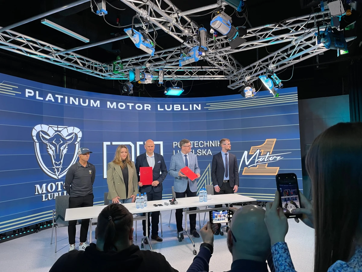 ​Naukowcy Politechniki Lubelskiej pomagają przygotowywać tor żużlowy aktualnym Mistrzom Polski - zawodnikom Platinum Motoru Lublin. Dziś podpisano umowę, ale badania ruszyły już wcześniej. Inżynierowie politechniki udzielają cennych wskazówek lubelskim żużlowcom, którzy będą mieć teraz szansę idealnie przygotować się do meczów przed własną publicznością.