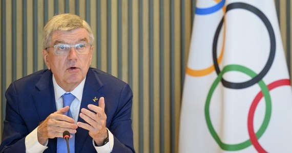Przewodniczący Międzynarodowego Komitetu Olimpijskiego Thomas Bach podczas posiedzenia zarządu tej organizacji bronił planów przywrócenia Rosjan i Białorusinów do zawodów jako neutralnych sportowców. Jak stwierdził, ich udział w rywalizacji sprawdza się, mimo trwającej wojny w Ukrainie.