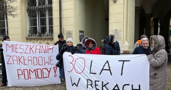 Dziś po raz kolejny lokatorzy sprywatyzowanych przed laty we Wrocławiu mieszkań zakładowych stanęli przed Ratuszem. Niezmiennie domagają się, by miasto odkupiło ich lokale od prywatnych właścicieli. "Nie mamy wyjścia" - mówią manifestujący.