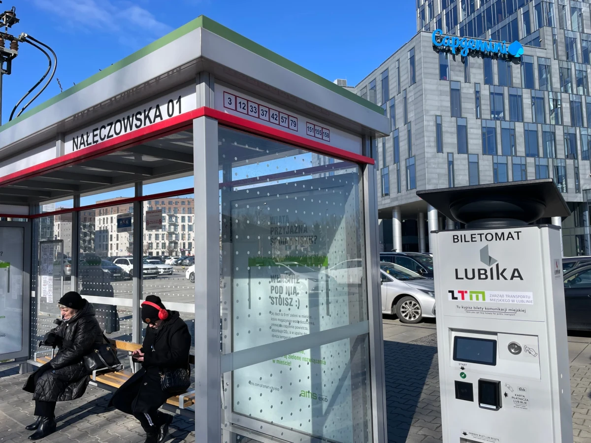 ​Pierwszy solarny biletomat stanął w Lublinie. Na razie to trzymiesięczny test, ale zakończy się sukcesem, to Zarząd Transportu Miejskiego będzie chciał takie urządzenia instalować w miejscach, w których nie ma dostępu do prądu, a biletomat by się przydał.