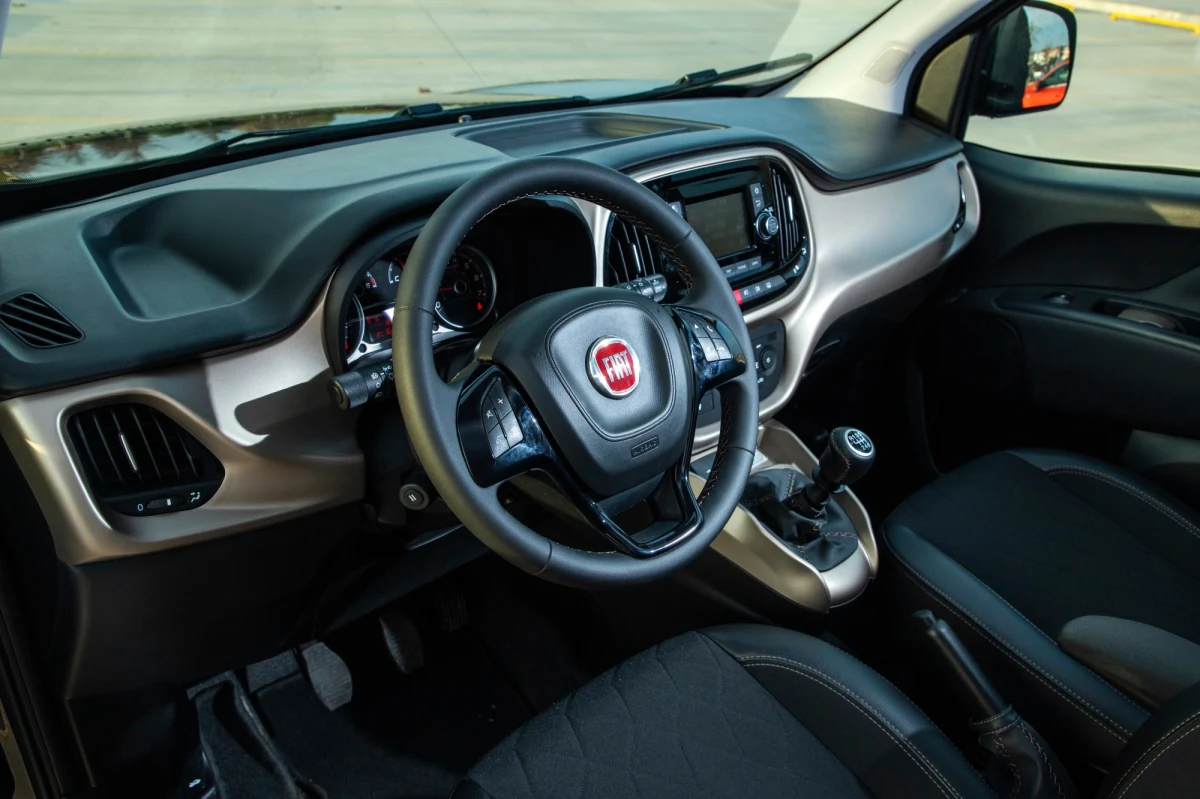 Nietypowa interwencja policjantów w Brzesku. Jedna z mieszkanek zgłosiła kradzież samochodu z posesji. W trakcie interwencji policjanci dostali nowe zgłoszenie: o mężczyźnie leżącym bez oznak życia w samochodzie na stacji paliw. Okazało się, że nietrzeźwy złodziej zasnął w aucie.          

