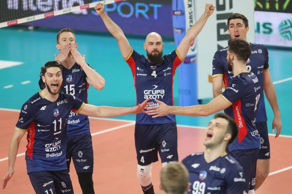 Dziś pierwsze spotkania półfinałowe siatkarskiej Ligi Mistrzów. W najlepszej czwórce drugi rok z rzędu grają dwa polskie zespoły. Broniąca trofeum Grupa Azoty ZAKSA Kędzierzyn-Koźle i Jastrzębski Węgiel. Zespół z Górnego Śląska zagra z tureckim Halkbankiem Ankara, zaś ZAKSA we własnej hali zmierzy się z włoską Perugią. W składzie drużyny z Półwyspu Apenińskiego zagra dwóch reprezentantów Polski: Wilfredo Leon i Kamil Semeniuk.