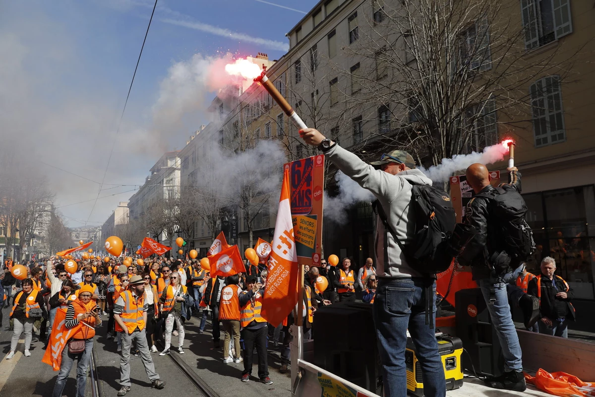 Nowa fala zamieszek w Paryżu i innych miastach Francji wybuchła w czasie wtorkowej demonstracji przeciwko reformie emerytalnej. W stolicy skrajnie lewicowe bojówki zaczęły wznosić i podpalać barykady oraz obrzucać kamieniami policjantów. Ze względów bezpieczeństwa zamknięto Wieżę Eiffla. Premier Francji zaproponowała związkowcom rozmowy na początku przyszłego tygodnia.