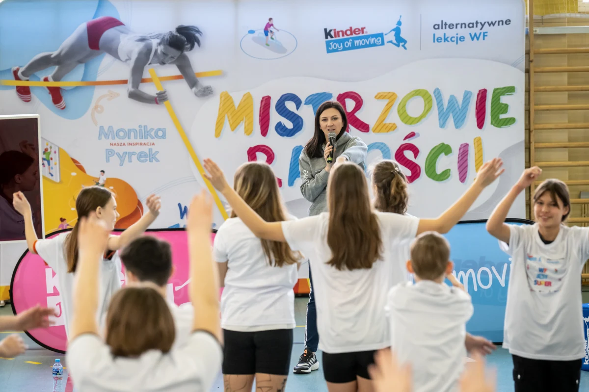 Podwójna wicemistrzyni świata w skoku o tyczce znów poprowadziła lekcję WF-u. Monia Pyrek ponownie zachęcała dzieci do uprawiania sportu. W prowadzonych przez nią zajęciach wzięło udział ponad 300 osób. Była tyczkarka tym razem odwiedziła szkołę w Osielsku koło Bydgoszczy. Podczas lekcji wychowania fizycznego pokazała młodym ludziom, jak w sporcie można wykorzystać nowoczesne technologie.
