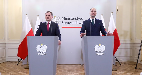 ​Wystąpiłem do Rady Ministrów z wnioskiem o pilne uruchomienie procedury, która jest w gestii Komisji Europejskiej, aby mogły być nałożone cła chroniące polski rynek rolny przed ogromnym eksportem zboża z Ukrainy - poinformował we wtorek minister sprawiedliwości, szef Solidarnej Polski Zbigniew Ziobro.