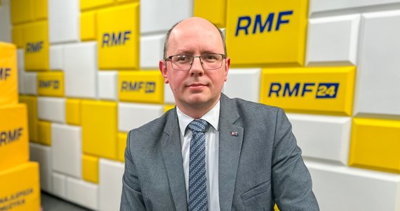 "Nie mam odpowiednich kompetencji, by po zmianie zakresu działania komisji nadal nią kierować" - tak prof. Błażej Kmieciak tłumaczył w rozmowie w RMF24, powód swojej rezygnacji z funkcji przewodniczącego Państwowej Komisji ds. Pedofilii. Jak zapewnił w rozmowie z Tomaszem Terlikowskim, w komisji chce zostać, bo praca w niej jest dla niego niezwykle ważna. Zaznaczył także, że problem pedofilii wciąż ignorowany przez wiele instytucji.