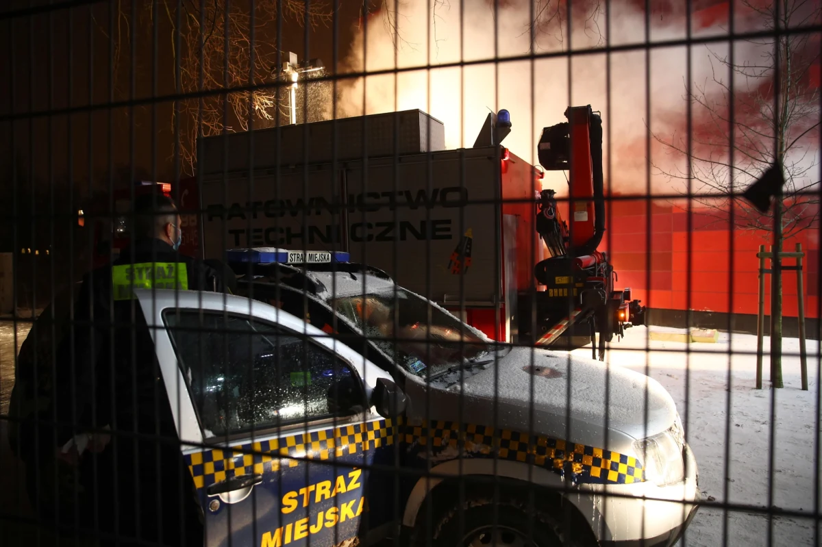 Kolejne dwie osoby usłyszały zarzuty w śledztwie dotyczącym pożaru w Archiwum Urzędu Miasta Krakowa - ustalili reporterzy śledczy RMF FM. Wcześniej zarzuty usłyszeli pracownicy Powiatowego Inspektoratu Nadzoru Budowalnego, strażak oraz jeden z biegłych, który wydawał opinię o zabezpieczeniach budynku.