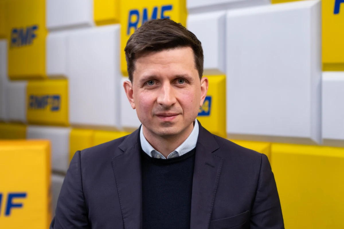 "Wydaje mi się, że tutaj nie ma na to szansy, żeby oni (izraelscy rządzący - red.) to odpuścili" - powiedział Marek Matusiak, ekspert Ośrodka Studiów Wschodnich, który był gościem Pawła Balinowskiego w Popołudniowej rozmowie w RMF FM. Jak dodał ekspert, "po pierwsze dlatego, że część sił politycznych, które teraz tworzą koalicję, jest bardzo zideologizowana". "To są siły polityczne, dla których czystość ideologiczna, wierność pewnym zasadom jest ważniejsza niż pragmatyka polityczna, a z drugiej strony jest sam Netanjahu, który - jak wiemy - ma problemy z prawem. Przeciwko niemu toczą się procesy karne i takie spacyfikowanie sądownictwa jest dla niego koniecznym instrumentem do tego, żeby tym procesom, które się przeciwko niemu toczą, w taki czy inny sposób 'ukręcić' głowę" - dodał Marek Matusiak.