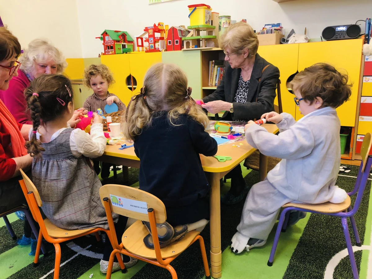 Dzieci uczą się cierpliwości, a seniorzy dostają radość życia. Jedni i drudzy zyskują bezcenne doświadczenia oraz ciepło, płynące z obecności drugiego człowieka. Międzypokoleniowe spotkania organizuje Dom Dziennego Pobytu w Łodzi oraz Przedszkole Publiczne Sióstr Służebniczek.