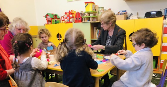 Dzieci uczą się cierpliwości, a seniorzy dostają radość życia. Jedni i drudzy zyskują bezcenne doświadczenia oraz ciepło, płynące z obecności drugiego człowieka. Międzypokoleniowe spotkania organizuje Dom Dziennego Pobytu w Łodzi oraz Przedszkole Publiczne Sióstr Służebniczek.