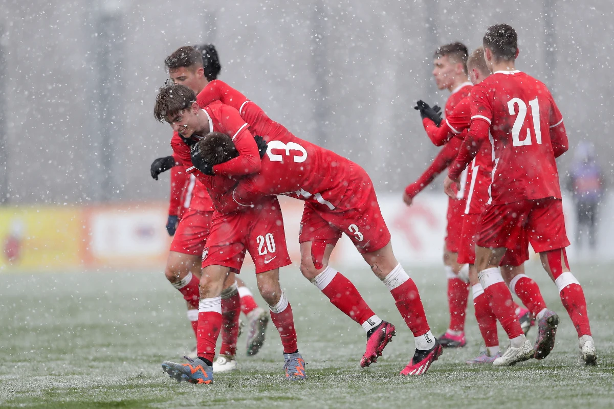 Piłkarskie reprezentacje Polski do lat 17 i do lat 19 zakwalifikowały się do mistrzostw Europy. Obie drużyny awans wywalczyły we wtorek. Kadra U-17 wygrała w Portugalii ze Słowacją 5:0, a reprezentacja U-19 zremisowała u siebie z Serbią 2:2.