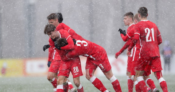 Piłkarskie reprezentacje Polski do lat 17 i do lat 19 zakwalifikowały się do mistrzostw Europy. Obie drużyny awans wywalczyły we wtorek. Kadra U-17 wygrała w Portugalii ze Słowacją 5:0, a reprezentacja U-19 zremisowała u siebie z Serbią 2:2.