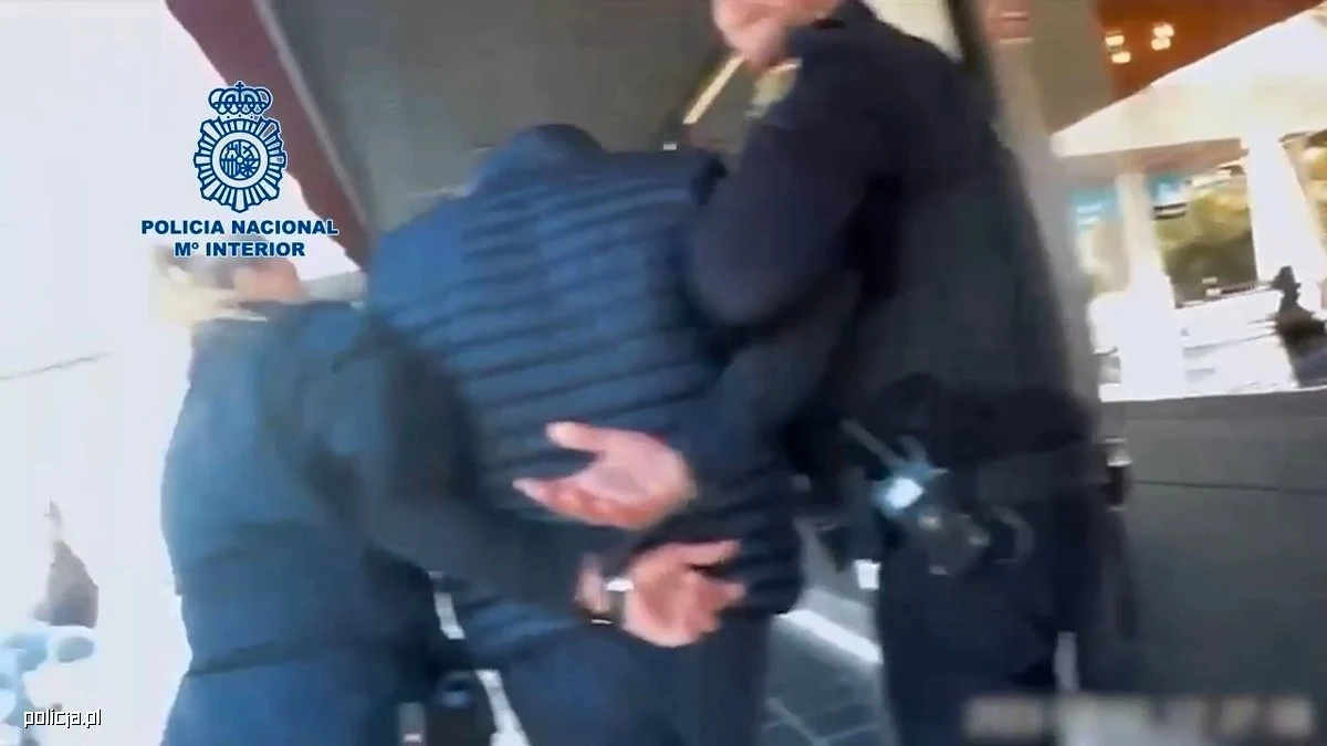 ​Policjanci CBŚP przy wsparciu funkcjonariuszy KAS zatrzymali kolejnych 10 osób w śledztwie dotyczącym grup przestępczych, które wystawiły "puste" faktury VAT na 1,5 mld zł. Do tej pory zarzuty usłyszało 310 osób, w tym 44-letni Robert C., który był na liście najbardziej poszukiwanych ludzi w Europie.