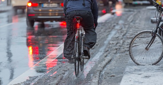 ​Większość dróg w woj. podkarpackim jest w środę rano czarna mokra i sucha. W Bieszczadach miejscami drogi są śliskie, z błotem pośniegowym i zajeżdżonym śniegiem. W okolicach Rymanowa pada drobny śnieg. Temperatura w całym regionie poniżej zera.