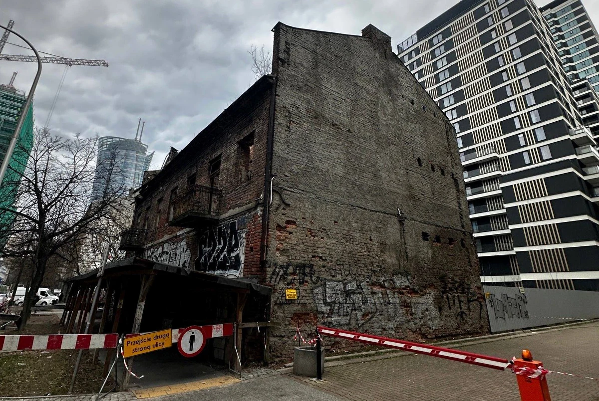 ​Burmistrz Woli Krzysztof Strzałkowski zaapelował do wojewody mazowieckiego o pieniądze na zabezpieczenie, tzw. wykonanie zastępcze, najstarszej czynszówki na Woli - kamienicy przy ulicy Łuckiej 8. Wojewoda odpowiedział, że może to zrobić tylko na wniosek Mazowieckiego Wojewódzkiego Konserwatora Zabytków (MWKZ).