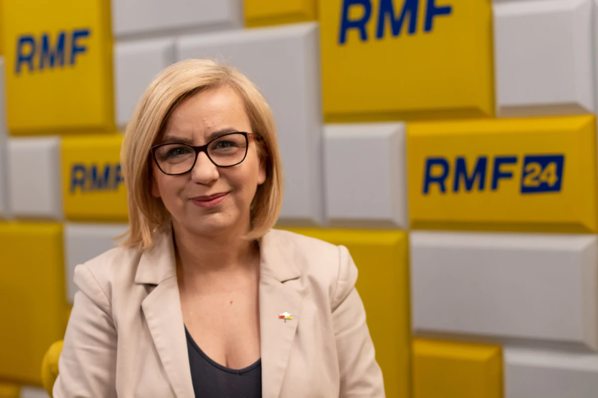 "'Babciowe' to jest taka kiełbasa wyborcza. Zamiast fast foodu chcielibyśmy proponować ludziom zdrową żywność. Prawda jest taka, że takie myślenie, że ludzie dostaną 500, 1500 zł doprowadziło dziś do tego, że mamy upadek usług publicznych i wybitą inflację" – mówiła w Porannej rozmowie w RMF FM wiceprzewodnicząca Polski 2050 Paulina Hennig-Kloska. W ten sposób skomentowała nowy pomysł wsparcia dla matek, który ogłosiła Platforma Obywatelska. Dodatek ten miałby pomóc kobietom, które po urodzeniu dziecka chciałyby wrócić do pracy. Matki miałyby pobierać świadczenie pieniężne - 1500 złotych co miesiąc - do ukończenia 3. roku życia dziecka i przeznaczyć je np. na żłobek, na opiekę nad dzieckiem, czy podzielenie się nimi z przysłowiową babcią.