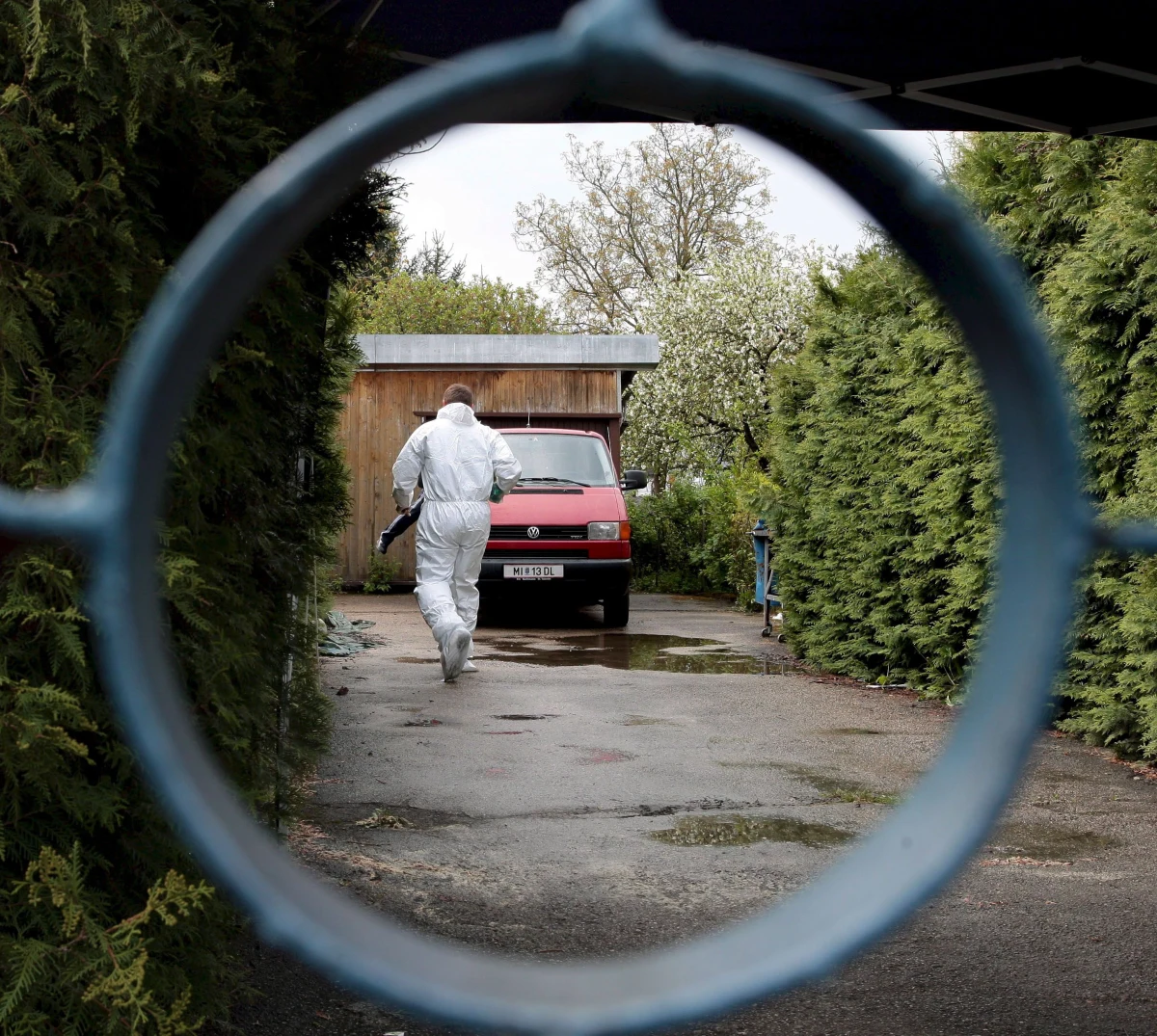 Josef Fritzl, zwany też potworem z Amstetten, przez 24 lata więził w piwnicy własną córkę. W tym czasie zgwałcił ją 3000 razy. Teraz Austriak utrzymuje, że nie jest tak straszny, jak mówią o nim media. W napisanej przez siebie książce opisuje się jako dobrego człowieka i odpowiedzialnego ojca rodziny. Przy okazji zdradza nieznane fakty ze swojego życia.