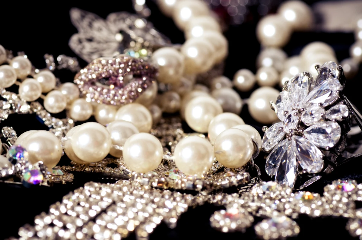 Prokuratura Okręgowa w Gdańsku wszczęła śledztwo w sprawie kradzieży biżuterii wycenionej na milion euro. Do zdarzenia doszło w Sopocie. Potwierdzają się nasze nieoficjalne informacje dotyczące wartości skradzionych wysadzanych drogimi kamieniami m.in. złotych łańcuszków, kolczyków czy pierścionków.