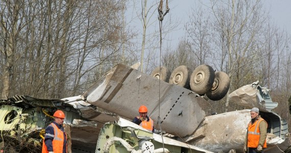 Będą międzynarodowe poszukiwania pułkownika Nikołaja Krasnokuckiego - trzeciego z rosyjskich oficerów, którzy na lotnisku w Smoleńsku sprowadzali prezydenckiego tupolewa - dowiedział się reporter RMF FM. Prokuratura, podobnie jak pozostałych kontrolerów, chce go ścigać przez Interpol międzynarodowym listem gończym. Twierdzi, że umyślnie doprowadzili do katastrofy samolotu. 