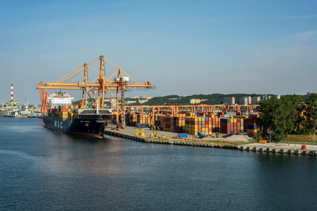 Z kanału portowego przy Nabrzeżu Belgijskim w Gdyni wydobyto dziś po południu samochód osobowy, który wpadł do wody wczoraj wieczorem. Kierowcy pojazdu nic się nie stało - wydostał się z auta o własnych siłach.