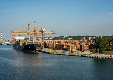 Gdynia. Auto, które wpadło do kanału portowego, zostało wydobyte z wody