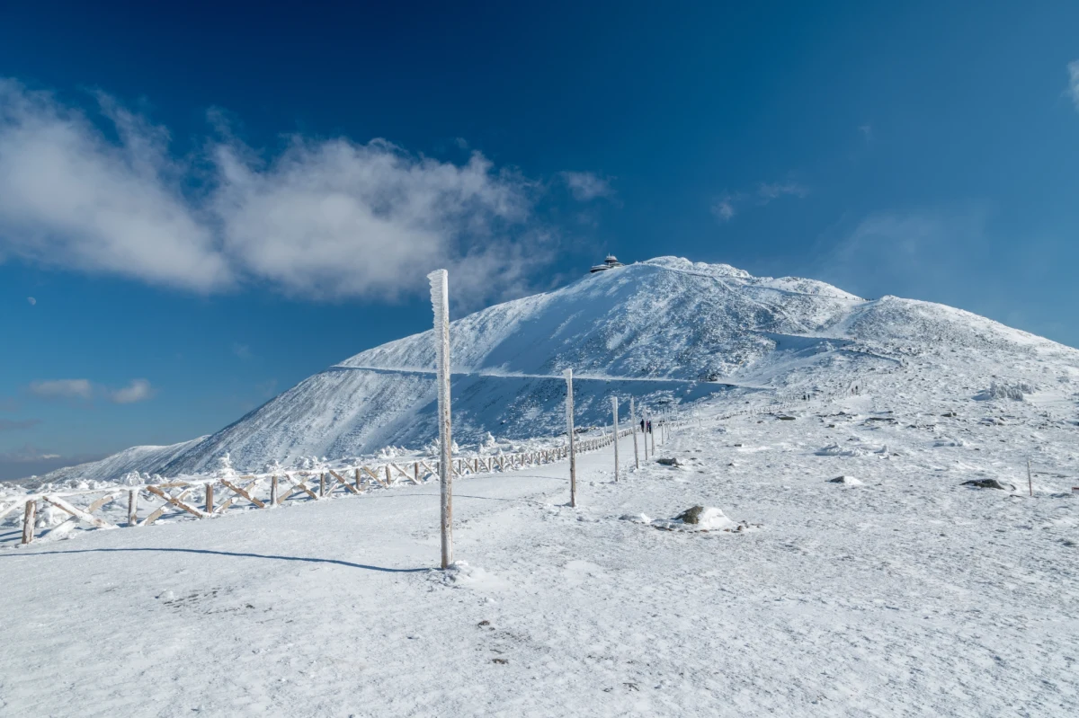 ​Wróciły zimowe warunki w Karkonoszach. W ostatnich dniach dopadało około 30 cm świeżego śniegu. Ogłoszono drugi stopień zagrożenia lawinowego.