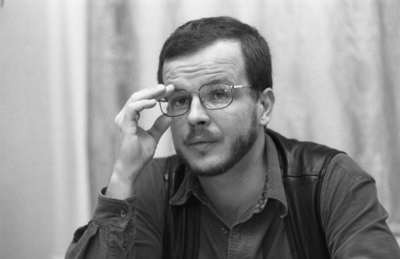 Jacka Kaczmarskiego w Polsce uważa się przede wszystkim za wybitnego muzyka oraz "barda Solidarności". Autor "Murów" miał jednak w swoim życiu mroczny epizod, który w jednym z wywiadów dla "Dużego Formatu" opisała jego córka. Słynny artysta był agresywny wobec swojej byłej żony oraz nadużywał alkoholu. 